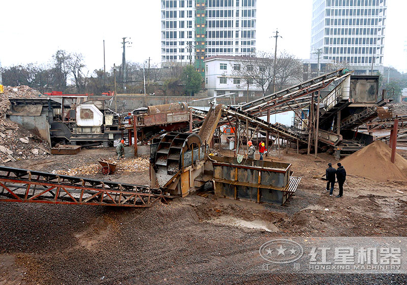 建筑垃圾制沙現(xiàn)場(chǎng)，配置車(chē)載制沙機(jī)